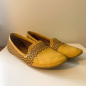 Bueno mustard yellow leather flats size 37